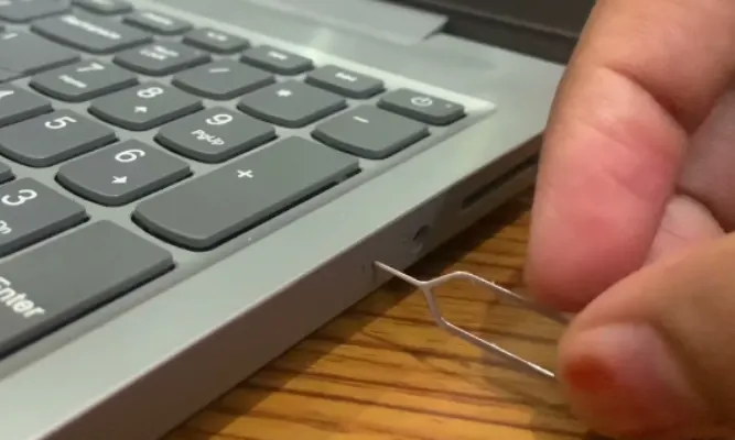 بازنشانی از طریق سوراخ بازنشانی اضطراری (Emergency Reset Hole)